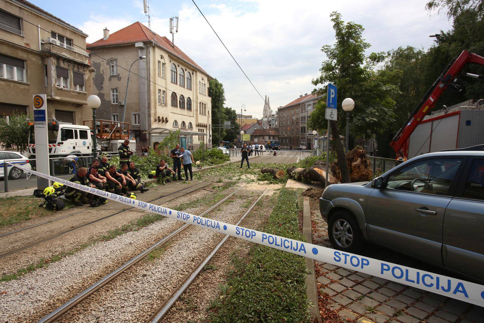 U centru Zagreba palo stablo