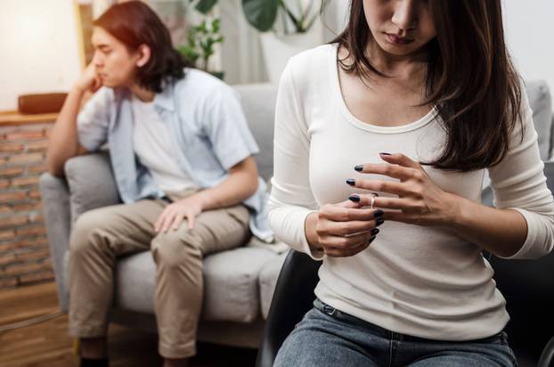 Možda ipak nije on baš za sve kriv: 34 načina na koje žene guraju svoje muževe od sebe