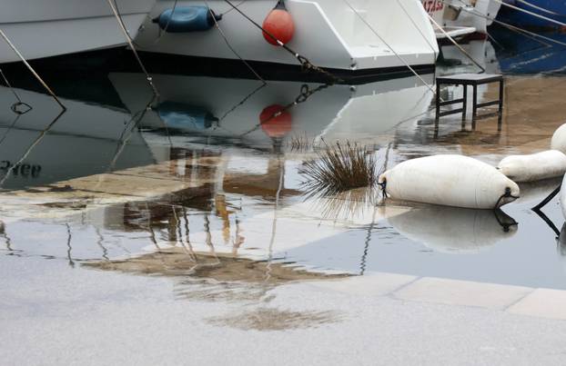 Šibenik: Jugo potopilo Dolac, cijela riva je pod morem