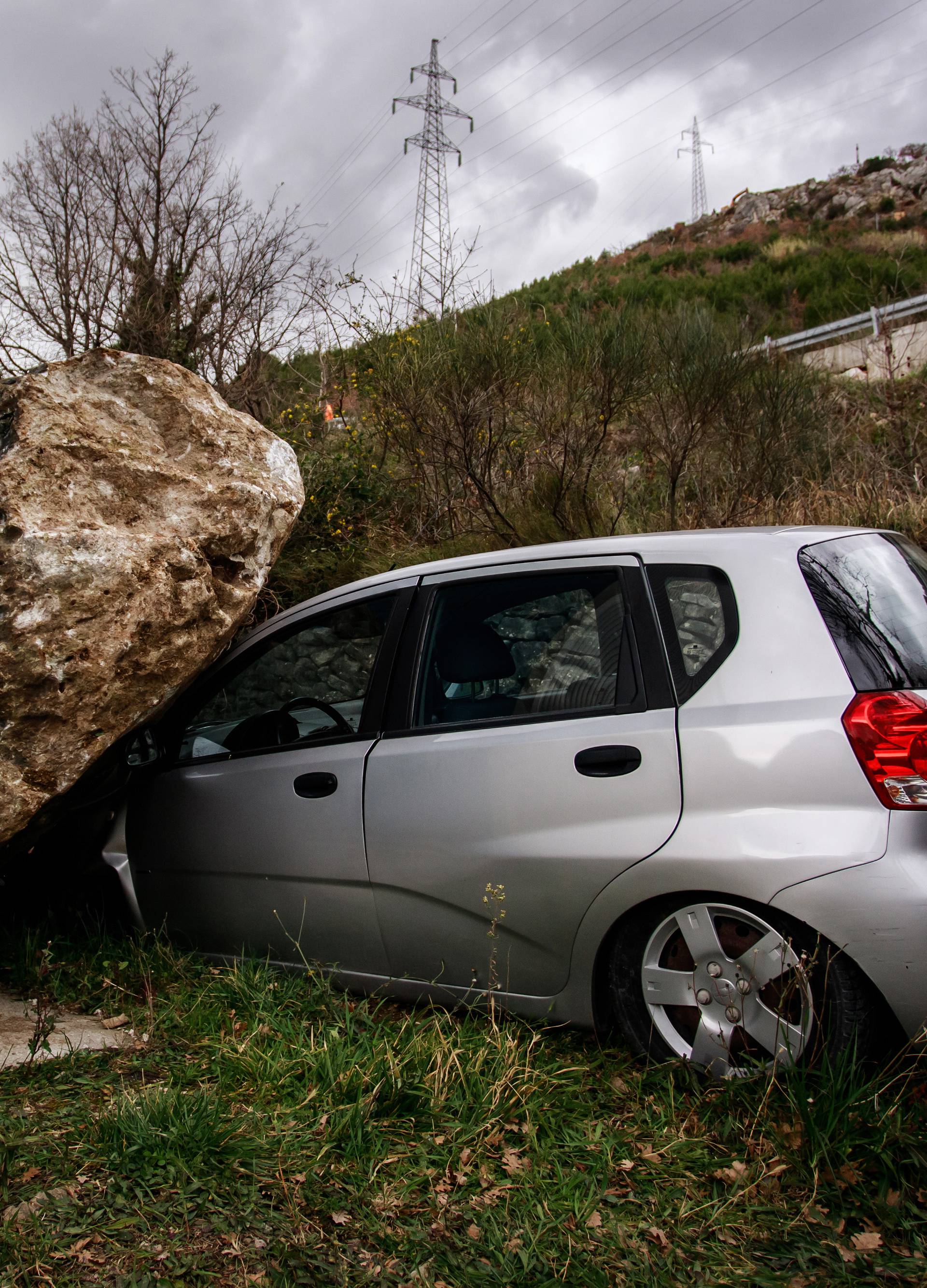 Sreća pa je bio prazan! Stijena kod Omiša zdrobila automobil