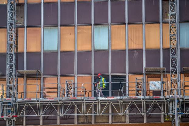 Zagreb: Postavljena dizalica na zgradu Vjesnika na kojoj traju pripreme za rušenje