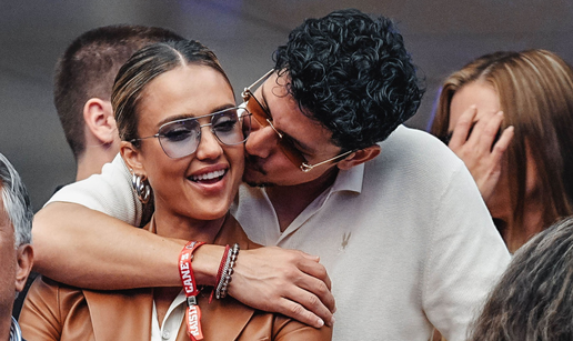 Jessica Alba (44) zaljubljena je do ušiju! S 12 godina mlađim glumcem mazila se na US Openu