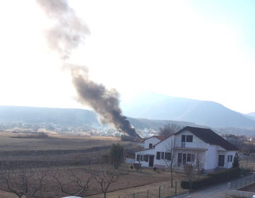 Vatra zahvatila autoservis, u njemu izgorjelo desetak auta