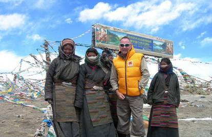 Osvojio Everest bez obje noge i donirao proteze