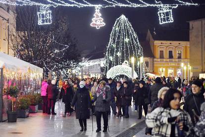 Paljem prve adventske svijeće započeo blagdanski ugođaj u Čakovcu