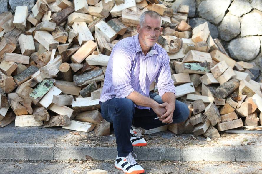 Samohranoj majci darovao drva za zimu: 'Dječji osmijeh je sve'