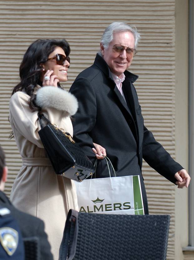 Zagreb: Josip Radeljak svojoj Dolores kupuje donje rublje u Palmersu