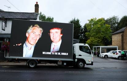 Raste pritisak oko dokumenata. Trump se u privatnom avionu Epsteina zbližio s Melanijom...