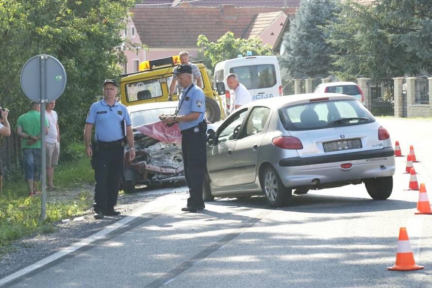 Petero ljudi ozlijeđeno u sudaru dva automobila, svi su u bolnici