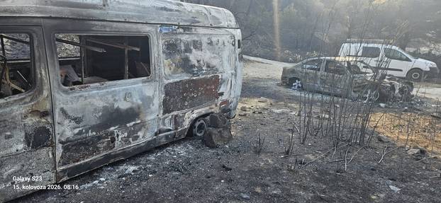 DRAMATIČNI PRIZORI Od kuća i apartmana ostalo tek zgarište! Požar kraj Omiša gutao sve