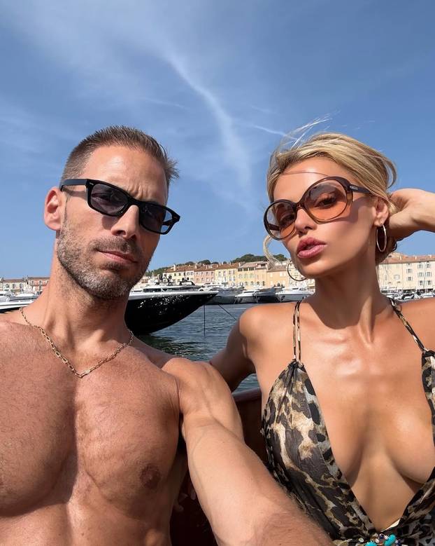 FOTO Brooks Nader u vrućim hlačicama pokazala guzu, a ispod majice otkrila bradavice