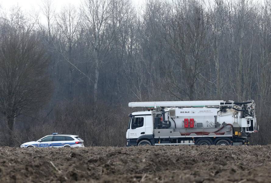 Ježevo: Iz tla počela izbijati nafta, poslan tim za hitne intervencije