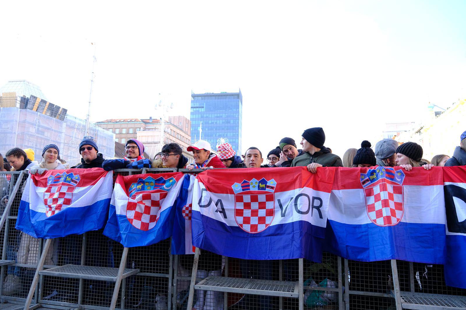 Zagreb: Najvjerniji navijači na Trgu već zauzeli mjesta za doček Vatrenih