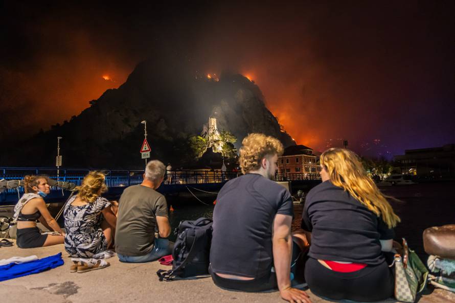 Omiš:  Turisti i stanovnici Omiša promatraju prate situaciju. 