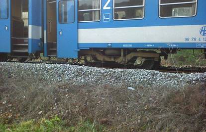 Huligani kamenovali vlak pa lakše ozlijedili putnika 