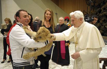 Cirkusanti kod Benedikta XVI.: Papu oduševili lavovi i plesači