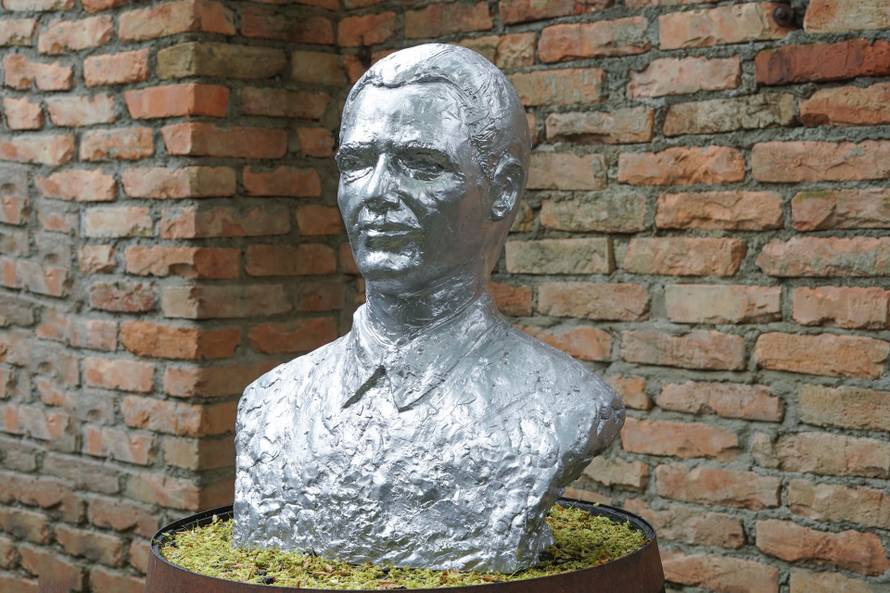 Vlada Divljan dobiva skulpturu!