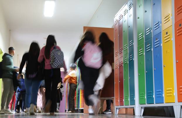 24sata: Vrgorac: U&ccaron;enici dolaskom u &scaron;kolu svoje mobitele ostavljaju zaklju&ccaron;ane u ormari&cacute;e