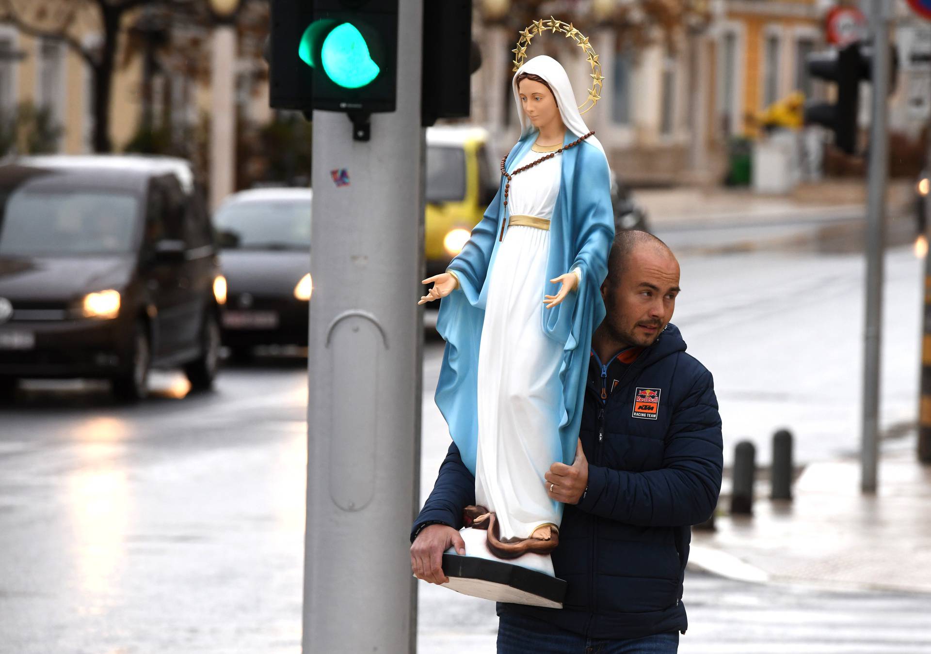 Šibenik: Muškarci u molitvi krunice na Trgu Krešimirova doma