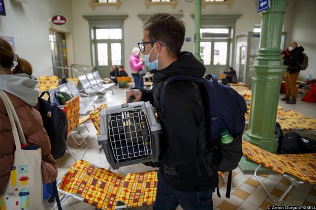 FOTO 24sata na granici Poljske i Ukrajine: Mnogi bježe od pakla rata, spavaju na kolodvoru