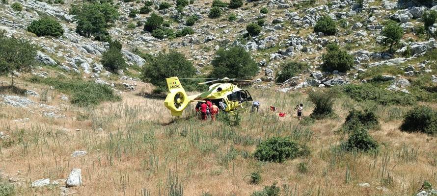 FOTO Hitna akcija na Biokovu: Helikopterom spašavali čovjeka sa slomljenom bedrenom kosti