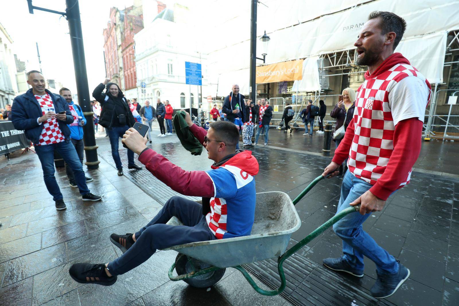 Hladni k'o špricer! Velšani su provocirali, Hrvati se nasmijali