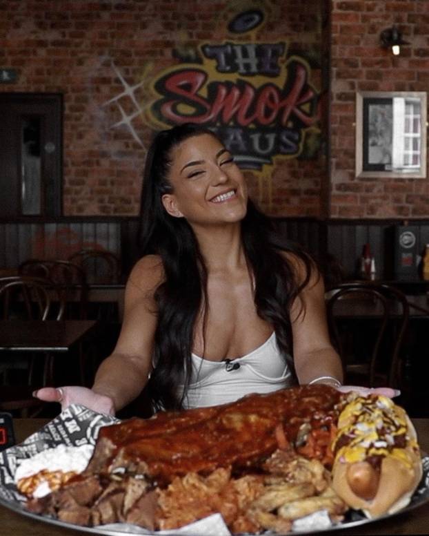 FOTO Profesionalna jedačica pobijedila je u trpanju krafni u Engleskoj: Ima gooolema usta!