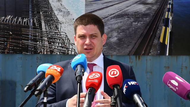 Ministar Butković dao je izjavu za medije prilikom obilaska novoizgrađene luke Slavonski Brod
