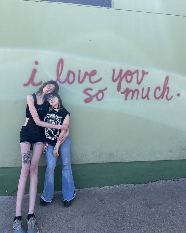 FOTO Visoka je 208 cm, a noge duže od 135: Ova influencerica ne stane ni u krevet ni u auto...