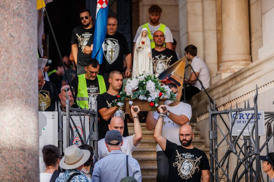 Split: Molitva krunice na Splitskom Peristilu