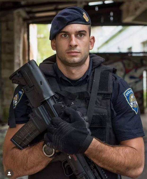 Zavedi me, privedi me! Žene bacile oko na zgodne policajce dok se tresla narko scena...