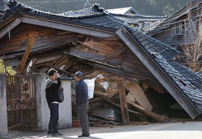 FOTO Pogledajte kako izgleda Japan dan nakon jakih potresa: Ruševine posvuda, izbili požari