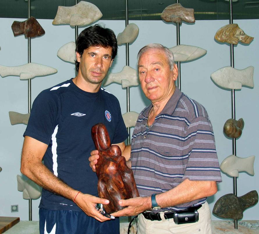 Pjevao je Kirku Douglasu i ekipi Hajduka, utemeljio nogomet u Postirama. Umro je barba Lovre