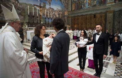 Papa krstio 34 bebe pa rekao majkama: 'Slobodno ih dojite'