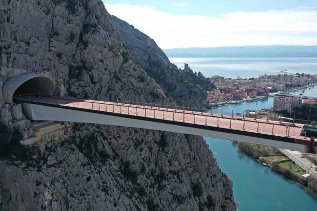 Pogled iz zraka: Spojen most u Omišu, traju zadnje pripreme za svečano otvorenje