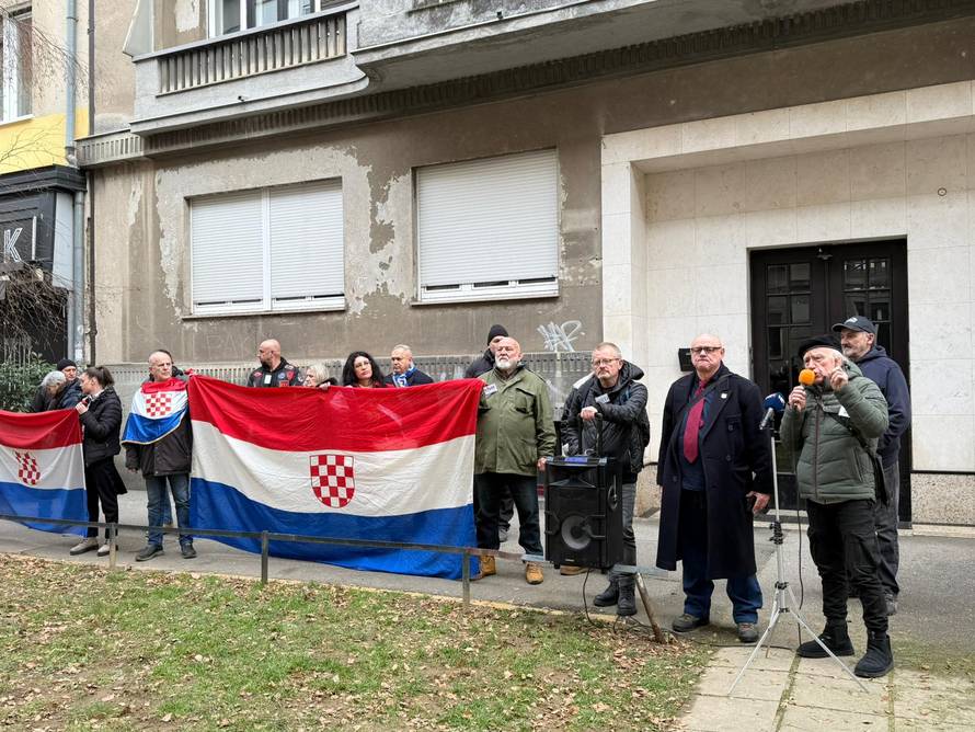 FOTO Keleminec i desničari pred stanom Mrak Taritaš. Puštali su Thompsona, susjedi ih polijevali