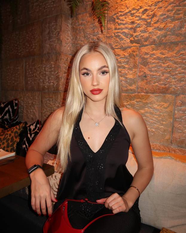 FOTO Kratka haljina i zavodljivi pogled. Ovako je najljepša nogometašica uplovila u 2026.