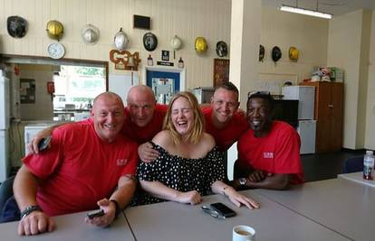 Adele posjetila vatrogasce koji su spašavali živote u požaru