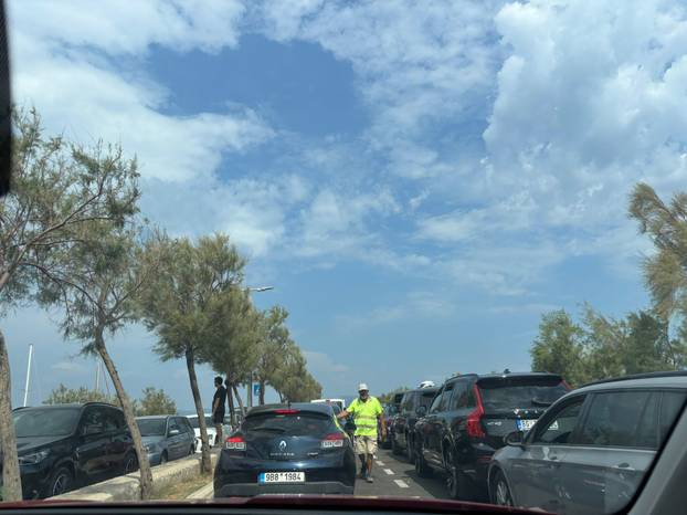 FOTO Ogromna gužva u luci na Braču: 'Pa čekamo satima...'