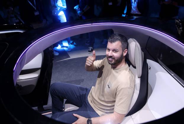 Zagreb: Mate Rimac pozirao zadovoljan u svom robotaksiju "Verne"