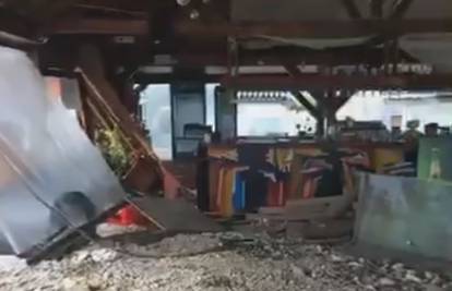 Pogledajte video: Nevrijeme na plaži u Crikvenici uništilo kafić