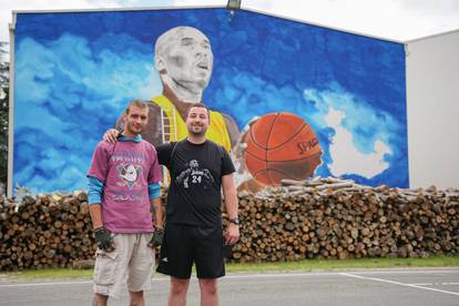 Bosanska Gradiška: Divovski mural Kobea Bryanta uz košarkaško igralište osnovne škole
