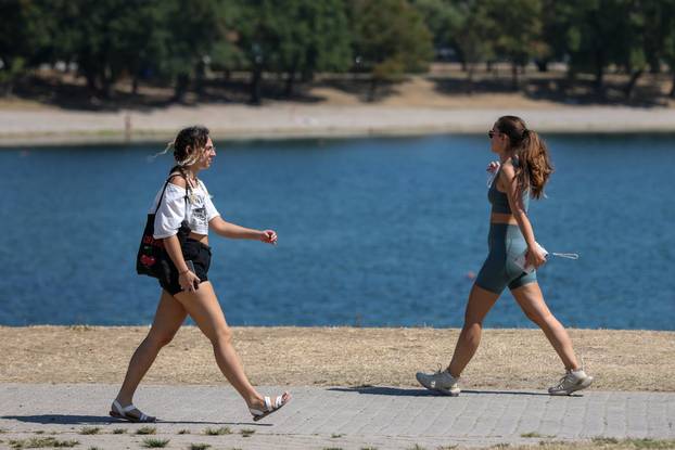 Zagreb: Tek rijetki građani spas od vrućina potražili na Jarunu