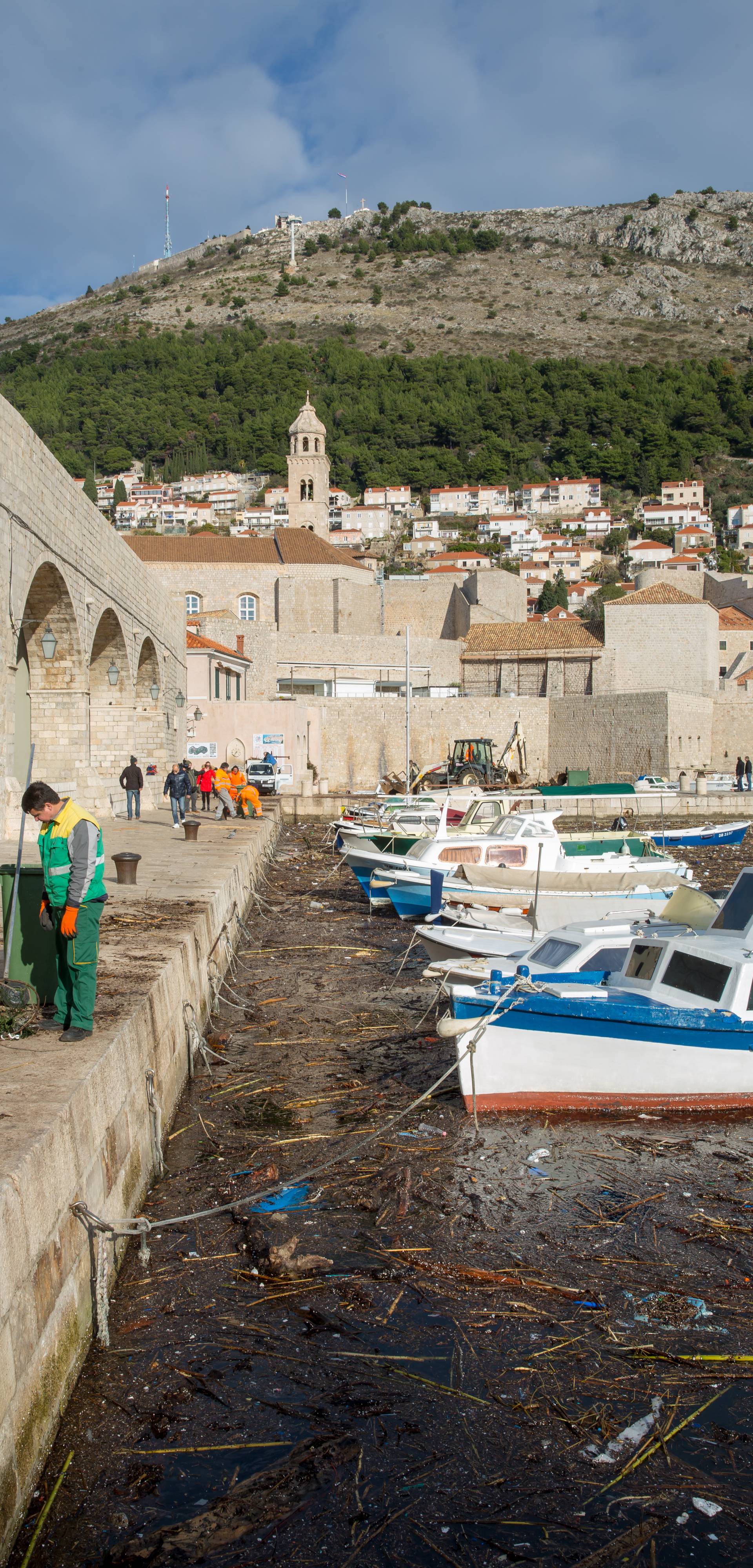 Tri dana vade smeće u staroj gradskoj luci u Dubrovniku...