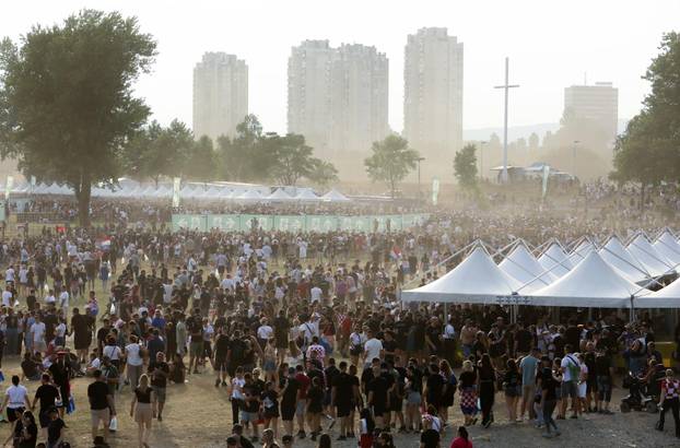 Zagreb: Stvaraju se ogromne gužve na samom ulazu na koncert Thompsoona