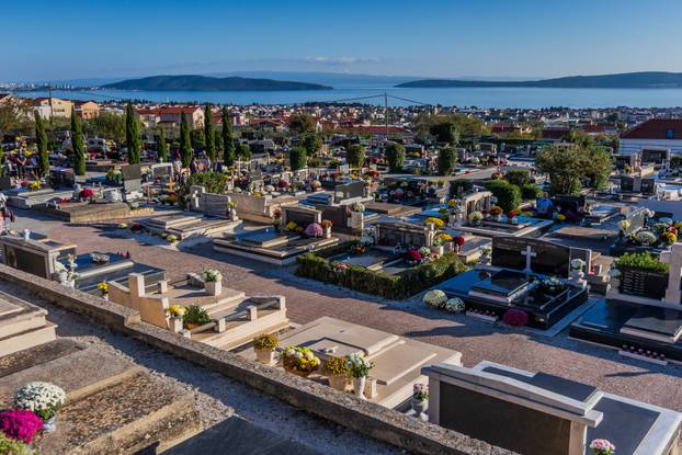 Kaštel Stari: Groblje Sv. Nikole i misa povodom blagdana Svih svetih