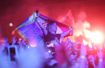 FOTO Baklje, zastave i euforija: Thompson u Dugopolju održao svoj drugi samostalni koncert!