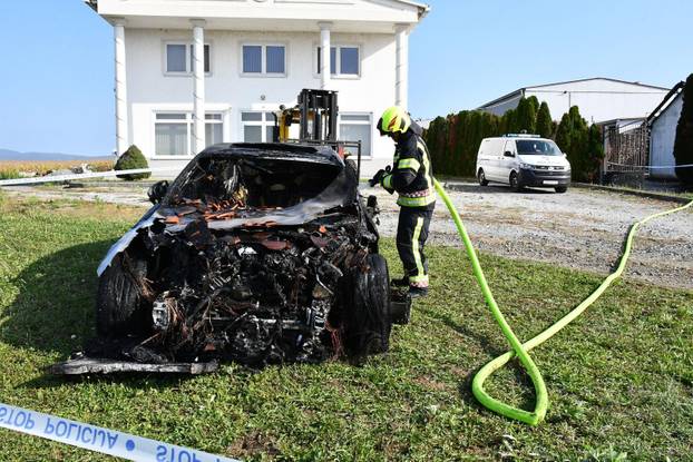FOTO Izgorjeli skupocjeni auti kraj Požege: Viličarima ih iznosili da spriječe katastrofu