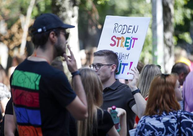 Zagreb: Okupljanje sudionika 21. Povorke ponosa pod sloganom "Dajte nam naša četiri zida!"