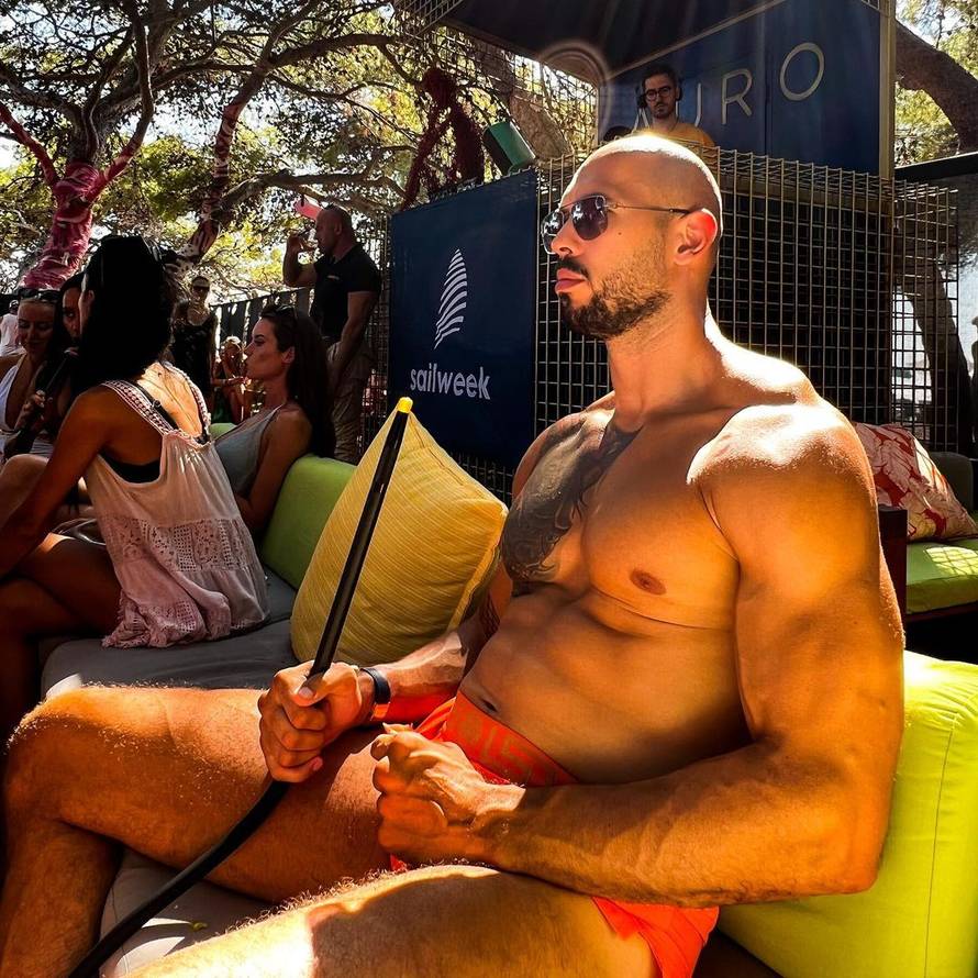 Uhićen kontroverzni influencer Andrew Tate. Sumnjiče ga za trgovanje ljudima i silovanje